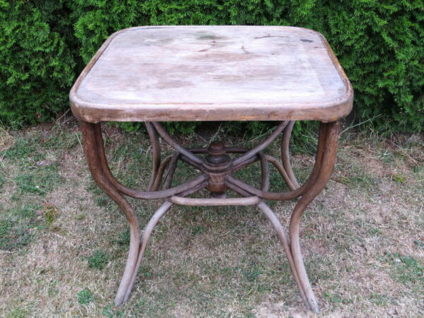 STAROZITNY-THONET-JIDELNI-STUL-PRED-RESTAUROVANIM