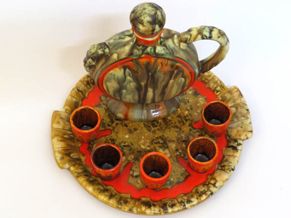 STAROZITNA-ART-DECO-KERAMICKA-KARAFA-A-5-STAMPRLI-POHARKU