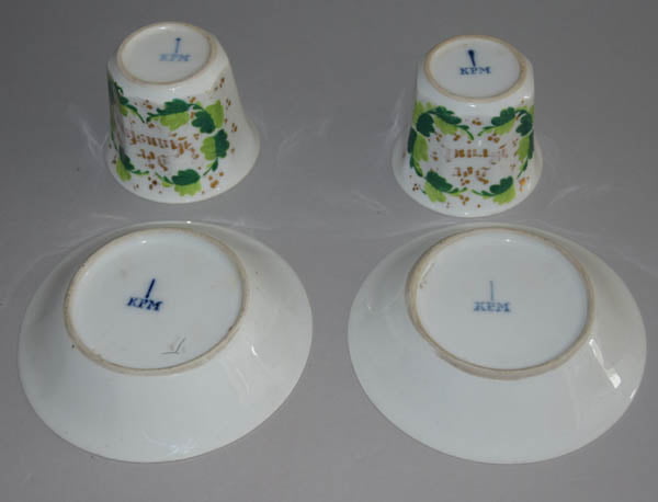 STAROZITNA-PRATELSKA-SOUPRAVA-DVA-SALKY-S-PODSALKEM-SAPO-SALEK-ZELENE-LISTY-RUCNI-MALBA-PORCELAN-KPM