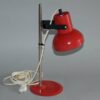 stara-retro-stolni-lampa-cervena-na-psaci-stul-lampicka