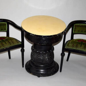 starozitna-dve-kresla-a-stul-ovalny-stolek-prvni-republika-stare-sezeni-pro-dva-se-stolkem-rezbovana-noha-stolu-cerne-lakovane-drevo-1b.jpg