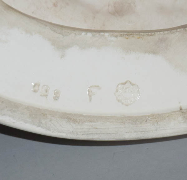 starozitna-plastika-galantni-scena-muz-a-zena-bechyne-bila-keramika