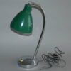 starozitna-stolni-lampa-kancelarska-chromova-zelene-stinitko-funkcionalismus