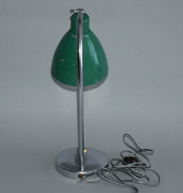 starozitna-stolni-lampa-kancelarska-chromova-zelene-stinitko-funkcionalismus
