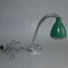 starozitna-stolni-lampa-kancelarska-chromova-zelene-stinitko-funkcionalismus