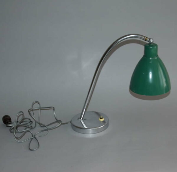 starozitna-stolni-lampa-kancelarska-chromova-zelene-stinitko-funkcionalismus