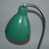 starozitna-stolni-lampa-kancelarska-chromova-zelene-stinitko-funkcionalismus