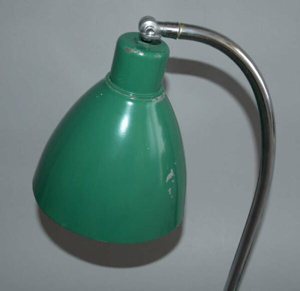 starozitna-stolni-lampa-kancelarska-chromova-zelene-stinitko-funkcionalismus