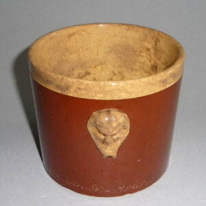 starozitny-hrnek-hrnec-2-hlavy-keramika-sarreguemines-cert-lev