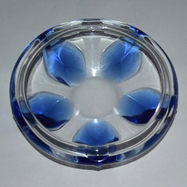 starozitny-popelnik-hutno-sklo-cire-s-modrym-vzorem