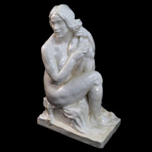 starozitna socha akt zena po koupeli keramika