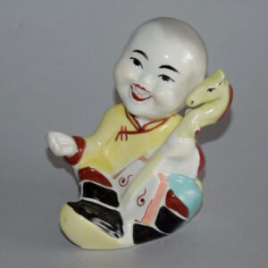 stara-plastika-cinan-sedici-chlapec-s-loutnou-cina-porcelan-1.jpg