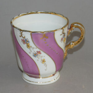 starozitny-hrnek-ruzovobily-porcelan-s-kvetinami-a-zlacenim-1.jpg