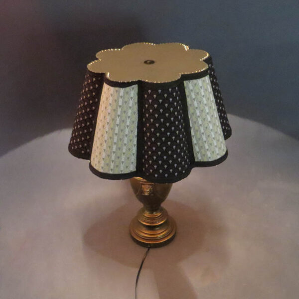 velka kovova stolni lampa lev art deco styl