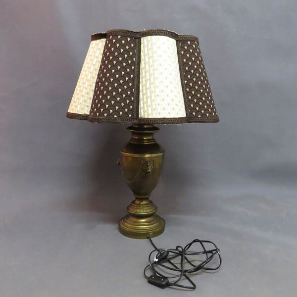 velka kovova stolni lampa lev art deco styl