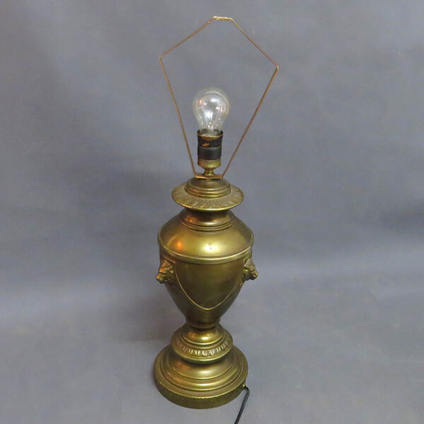 velka kovova stolni lampa lev art deco styl