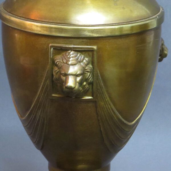 velka kovova stolni lampa lev art deco styl