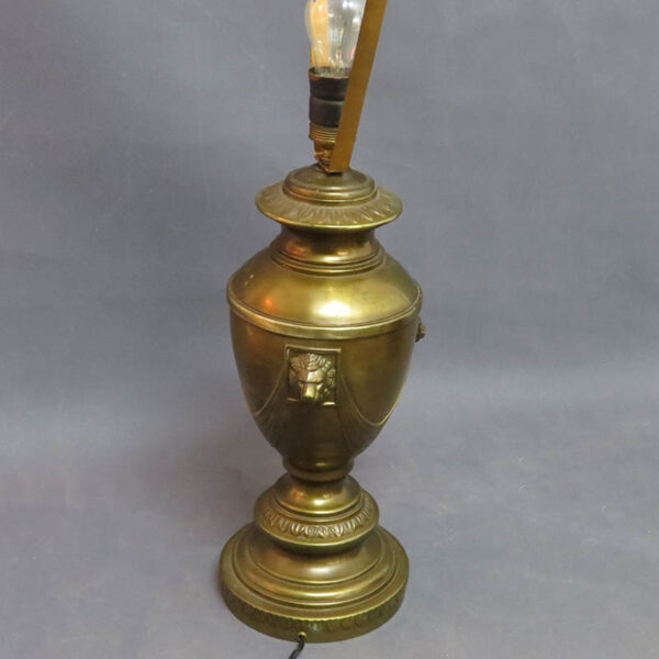 velka kovova stolni lampa lev art deco styl