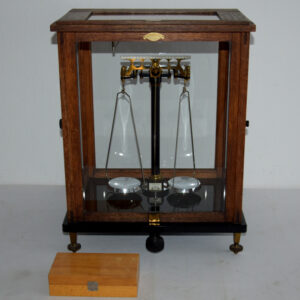 starozitne-laboratorni-vahy-vcetne-zavazi-1.jpg