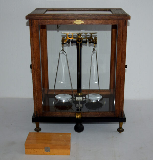 starozitne-laboratorni-vahy-vcetne-zavazi-1.jpg