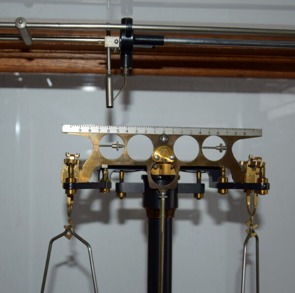 starozitne-laboratorni-vahy-vcetne-zavazi-1.jpg