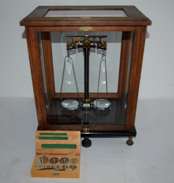 starozitne-laboratorni-vahy-vcetne-zavazi-1.jpg